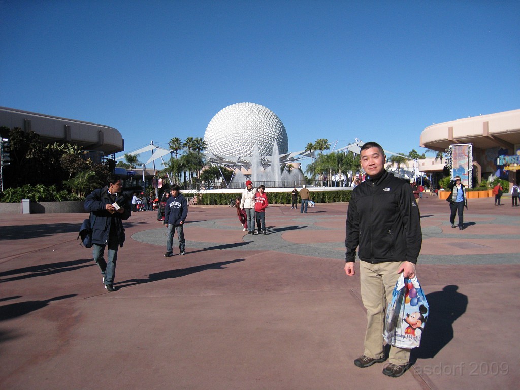 Disney 2010 D3 1240.jpg - January 9-11, 2010 Disney World Florida. Monday, up and ready to roll, took shuttle to Epcot. Caught a couple shows and took a lot of pictures. Finally had to call it a day to get to our plane to go home.